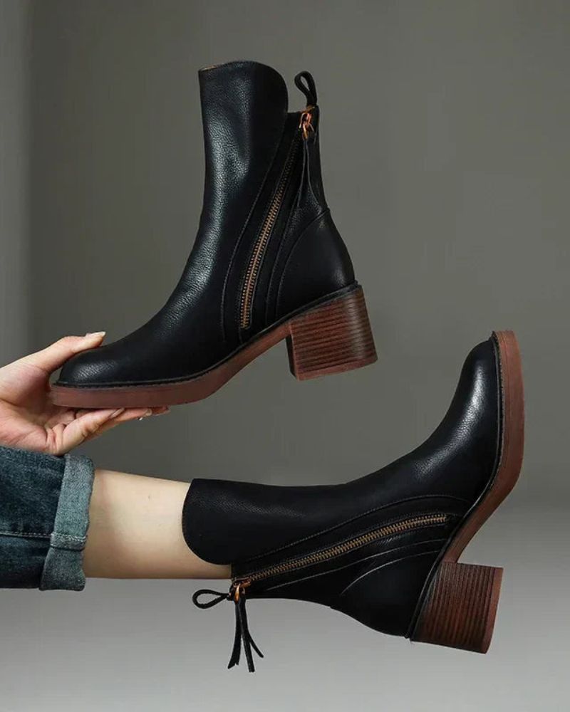Lily™ | Black leather boot with a comfortable heel, elegant and timeless