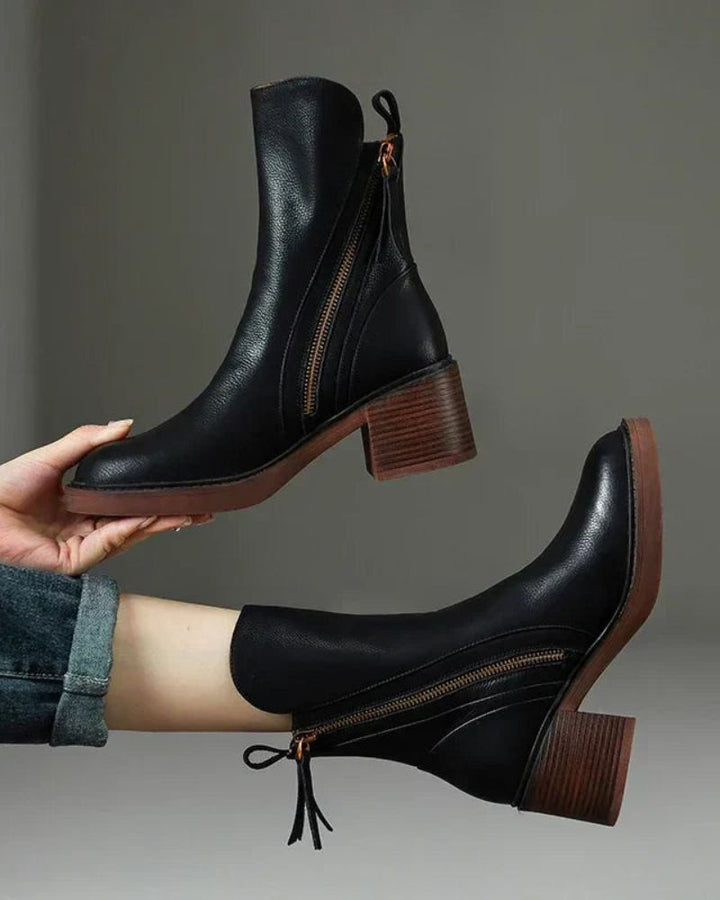 Lily™ | Black leather boot with a comfortable heel, elegant and timeless