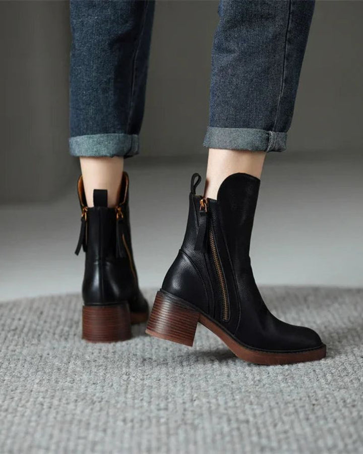 Lily™ | Black leather boot with a comfortable heel, elegant and timeless
